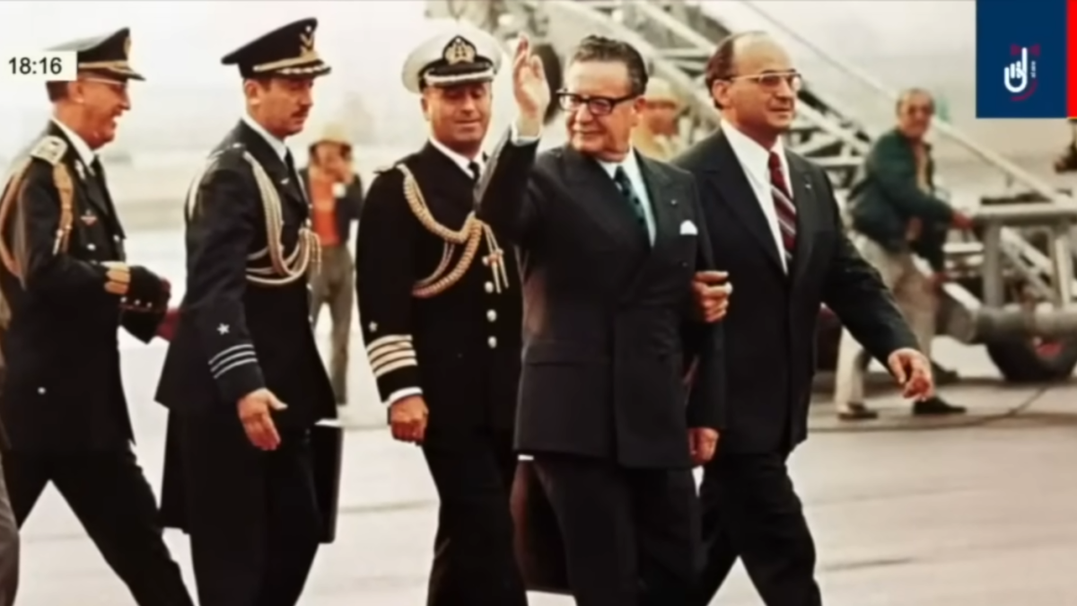 Allende hablando a los estudiantes en la Universidad de Guadalajara