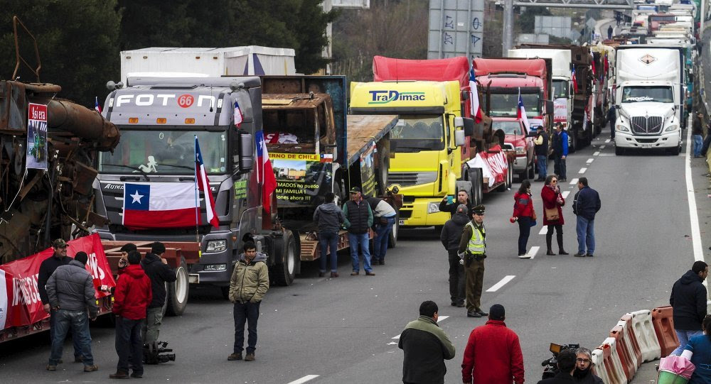 Gobierno y camioneros tienen a Chile orillando el precipicio