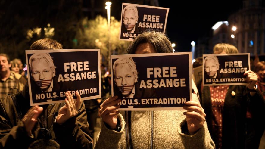 Denuncian que Assange está esposado, desnudo y sometido a rayos X
