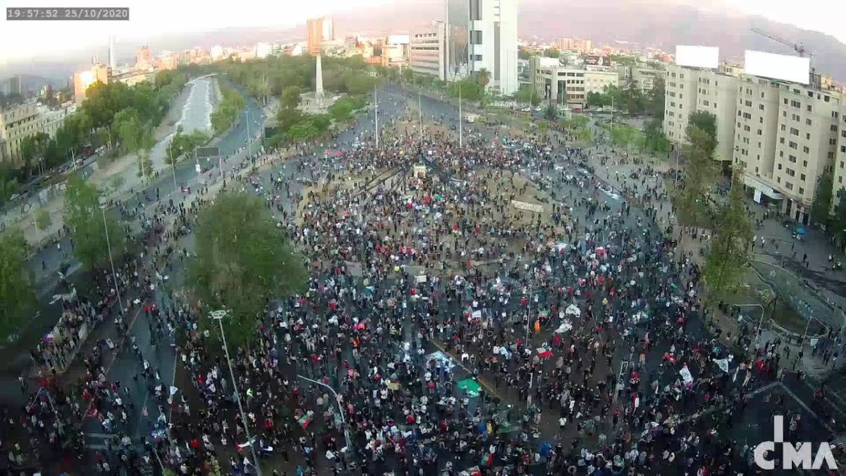 Fiesta en la Plaza de la Dignidad (25.10.2020, 20:16 horas)