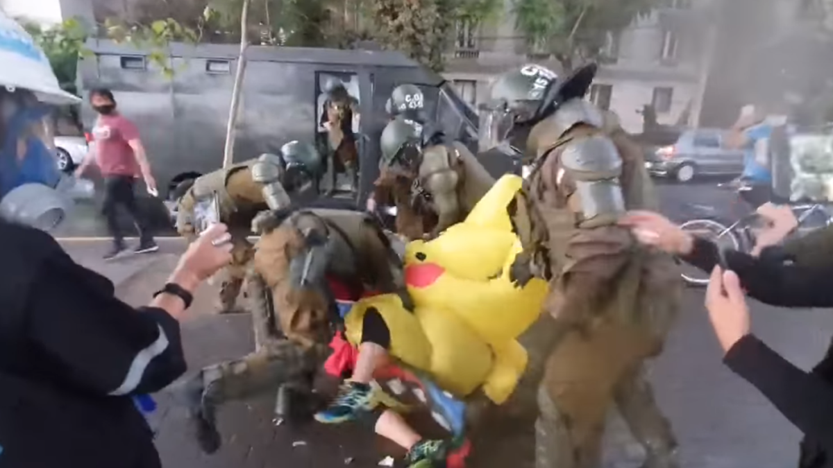 La represión totalitaria de Carabineros. Golpes y gaseo de carabineros contra la Tía Pikachú y Joker