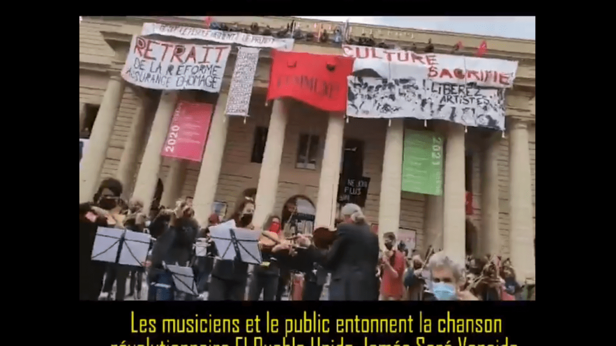 París, frente al Théâtre de l’Odeon ocupado, artistas franceses interpretan «El Pueblo Unido Jamás será vencido»