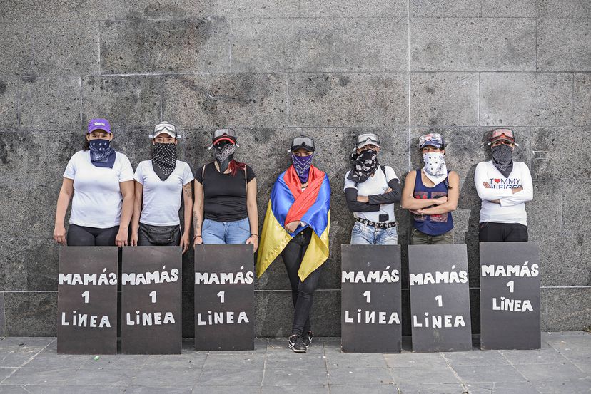 Colombia: “Mamás primera línea”: mujeres que enfrentan a la policía para salvar manifestantes