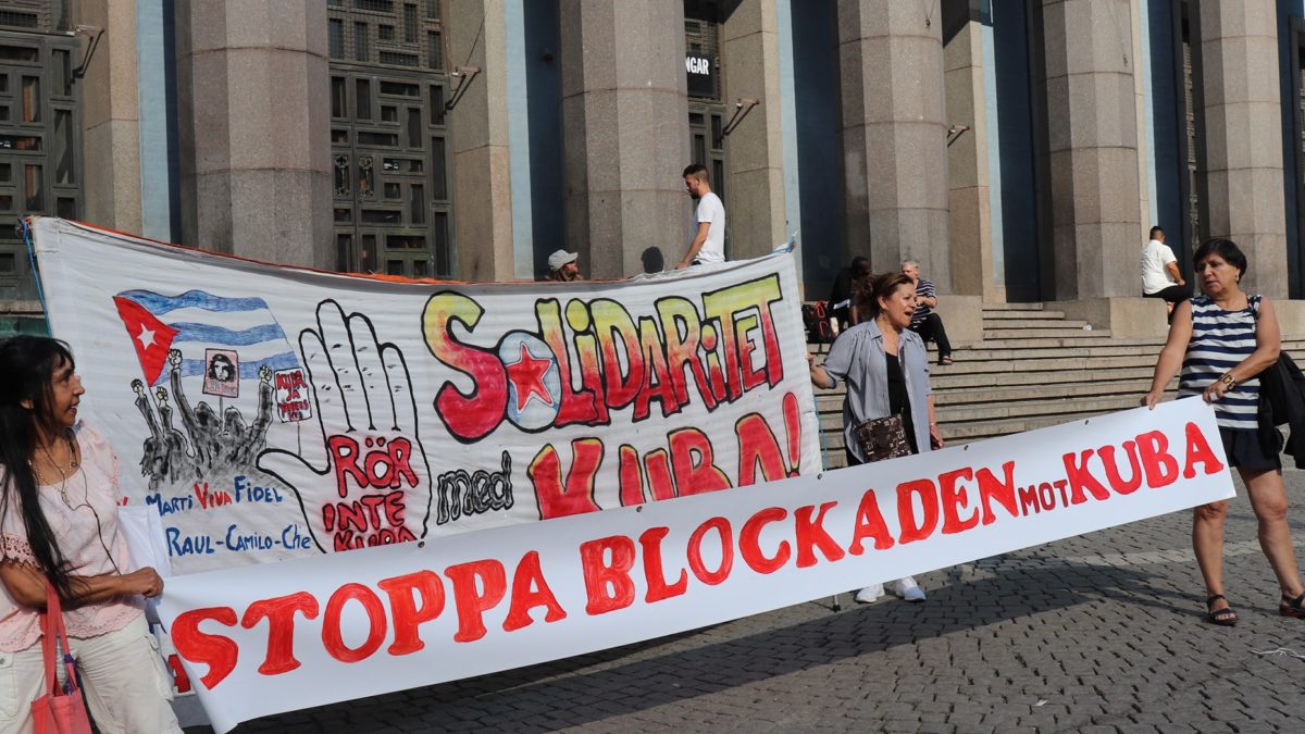 Por las calles de Estocolmo, en Solidaridad con Cuba, exigiendo fin al Bloqueo
