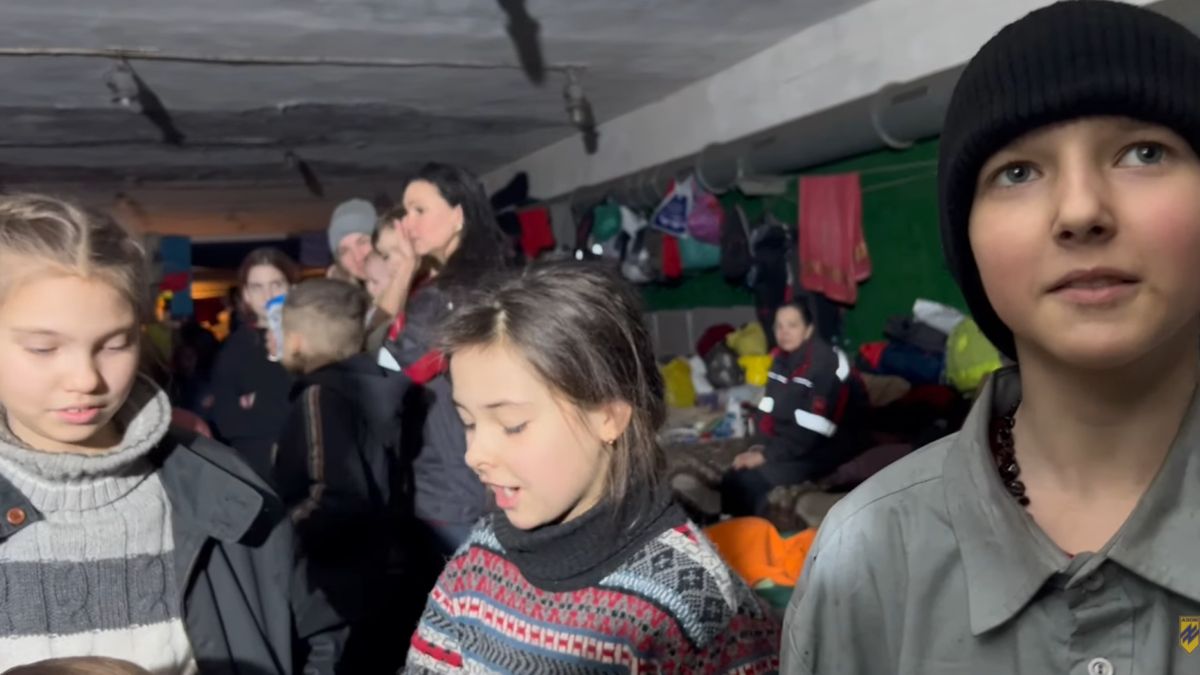 Neonazis del batallón Azov muestran en video como mantienen de rehenes a mujeres y niños en subterráneos