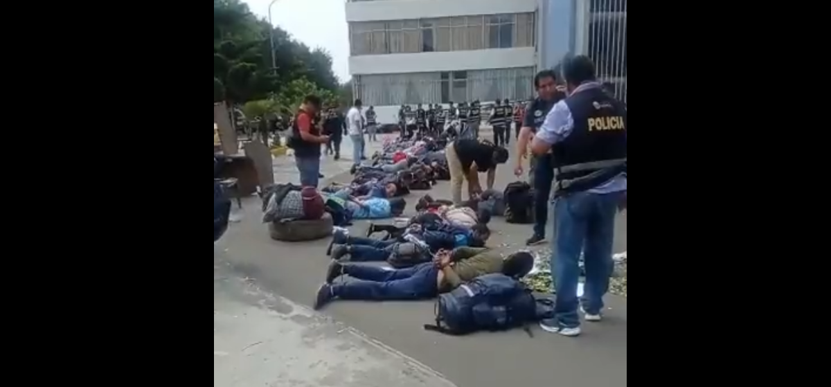 Perú: Policía derriba con tanqueta portón de ingreso y asalta campus universitario