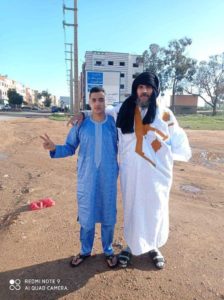 Foto con su hijo, frente a la prisión de Khouraibga